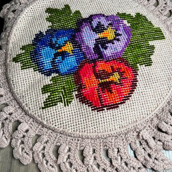 Vintage Floral Embroidered CottageCore Crochet Fringe Accent Rug Farmhouse - Picture 6 of 6